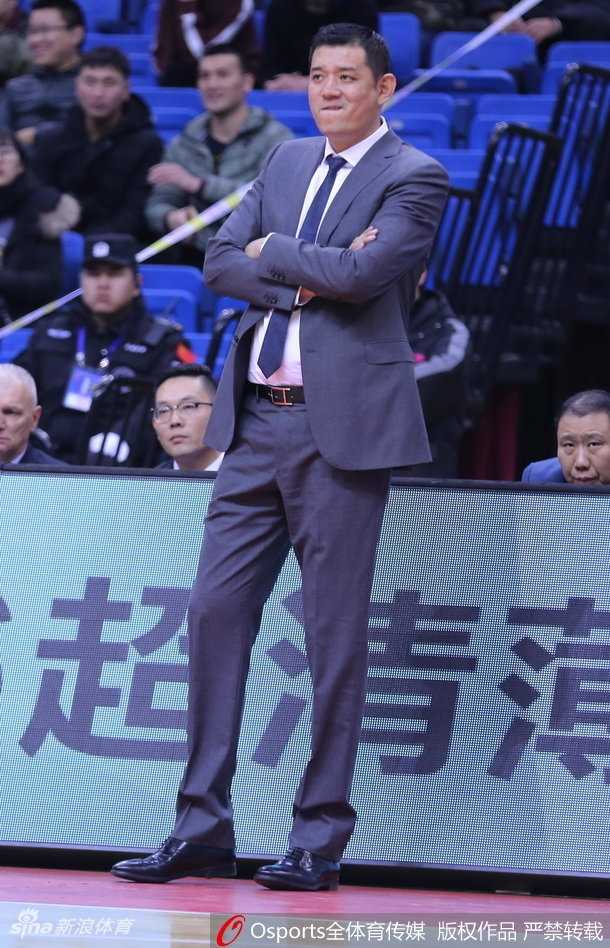 青岛队核心吉布森在完成一次精彩进攻后，握拳怒吼，尽情宣泄着比赛中的激情与压力。