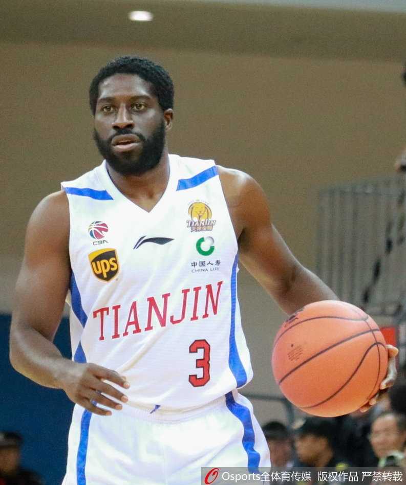 青岛客场掀翻天津,外援双星合砍八十七分引爆揭幕战 天津队大外援霍尔曼在青岛队内线群中强起上篮,即便面对苏伟的严密防守,他依然展现出了强大的内线统治力。