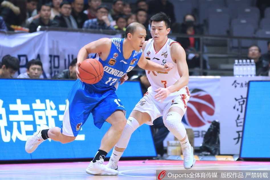 青岛客场破八一,雷蒙空砍33分难救主 青岛队球员高尚持球快速突破,面对八一队的补防球员,他毫无惧色,用一次漂亮的欧洲步上篮取分。