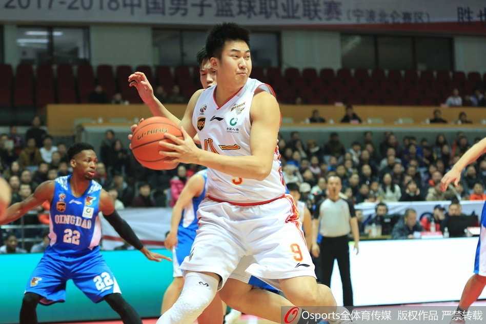 青岛客场破八一,雷蒙空砍33分难救主 八一队付豪在篮下展现出年轻人的冲劲,他高高跃起,在与青岛队高大内线的对抗中强硬地将球补进篮筐。