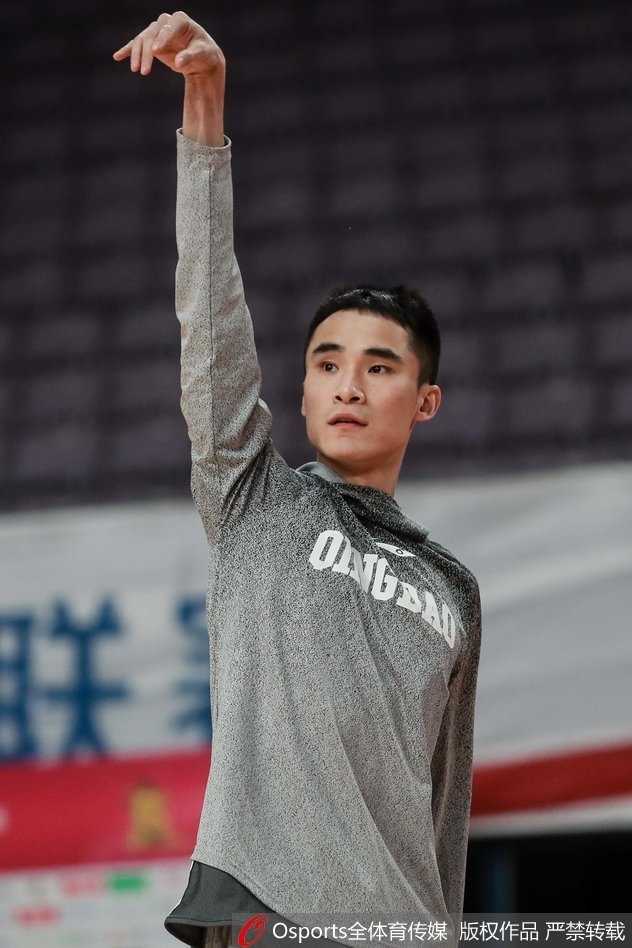 琼斯完成投篮后舒展身体，嘴唇微启仿佛在与自己对话，鼓励自己保持状态