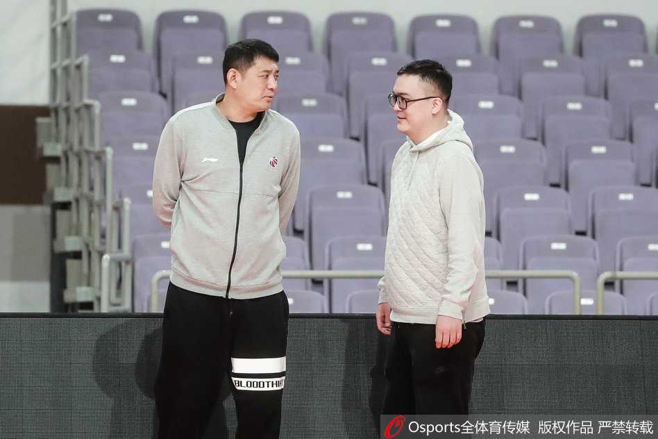 训练结束后琼斯在场边休息，嘴唇紧抿望向远方，仿佛已把目光投向接下来的对手