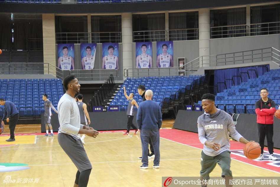 全体队员围成一圈，梅斯站在其中与队友们相互鼓劲，大家的手紧紧叠在一起，仿佛凝聚成一股不可战胜的力量，准备迎接接下来的挑战。