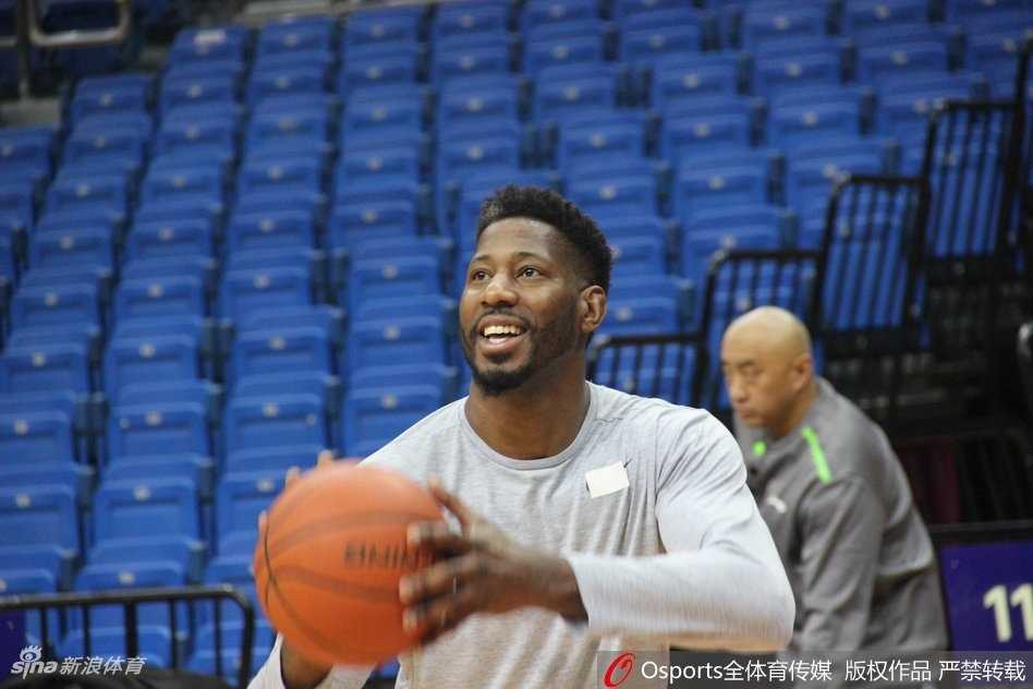 训练场上对抗激烈，梅斯在低位接球后背身单打，他利用强壮的身体顶开防守者，完成了一次势大力沉的双手灌篮，瞬间点燃了训练场的气氛。