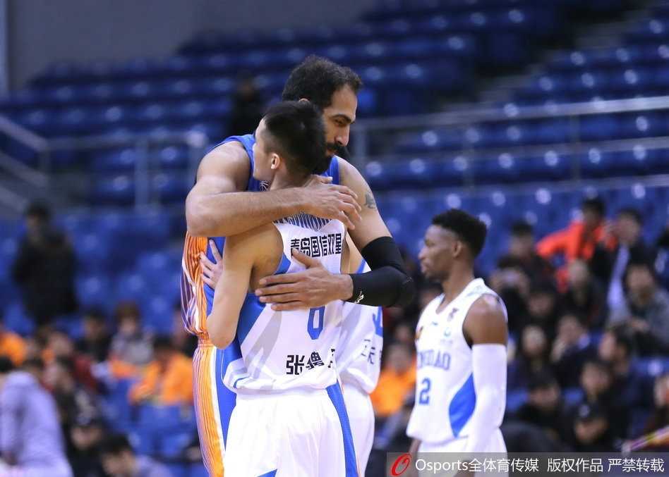 青岛第三节三分雨浇灭四川,吉布森单节廿七分终结四连败 吉布森在三分线外两步远的距离突然干拔跳投,皮球在空中划出一道彩虹般的弧线,应声入网,只留下四川队防守球员无奈的背影。