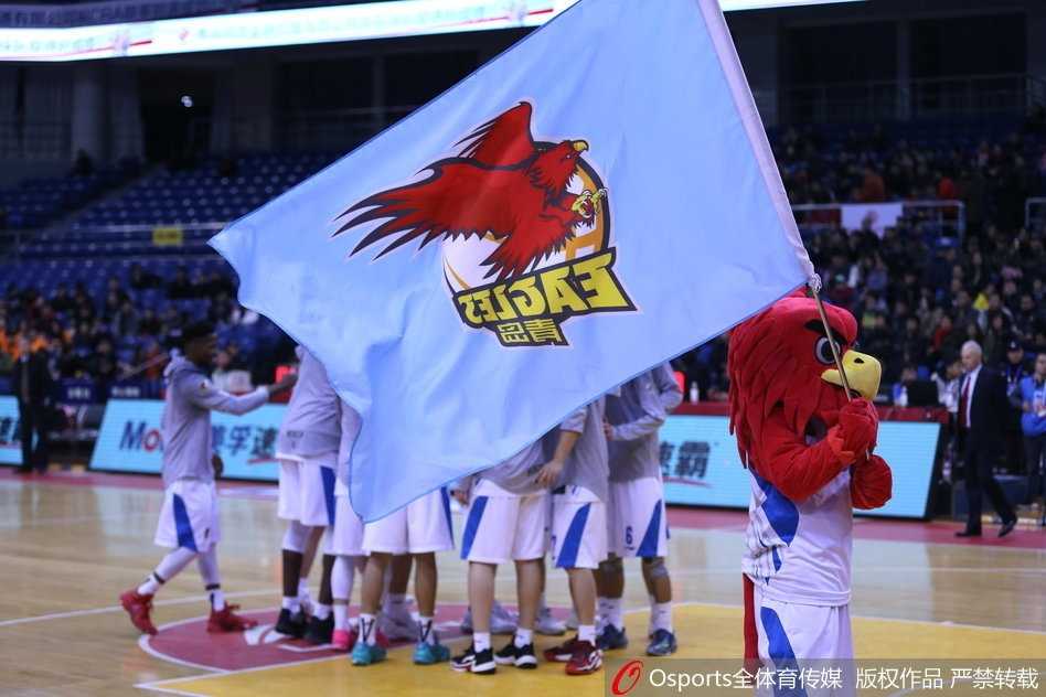 青岛第三节三分雨浇灭四川,吉布森单节廿七分终结四连败 青岛队小外援吉布森在四川队球员的严密防守下,犹如一道黑色闪电划破禁区,他眼神坚定,正准备抛投得分。
