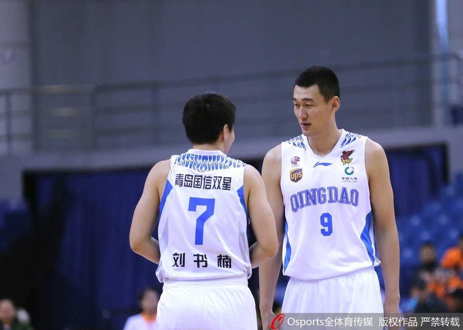 青岛第三节三分雨浇灭四川,吉布森单节廿七分终结四连败 面对身高臂长的亚洲第一中锋哈达迪的封盖,青岛队外援吉布森毫无惧色,他高高跃起,用一记极其舒展的跳投将球送入篮筐。