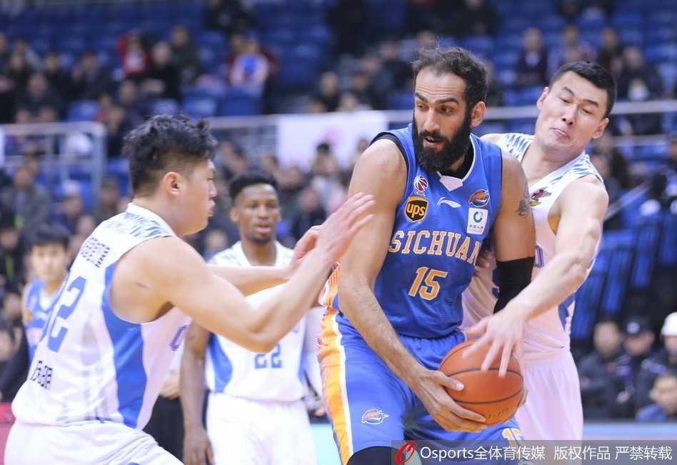 青岛第三节三分雨浇灭四川,吉布森单节廿七分终结四连败 青岛队大外援梅斯在四川队内线完成了一记势大力沉的单手劈扣,他紧紧抓住篮筐,整个篮球架都在颤抖,仿佛在宣泄着四连败的压抑。