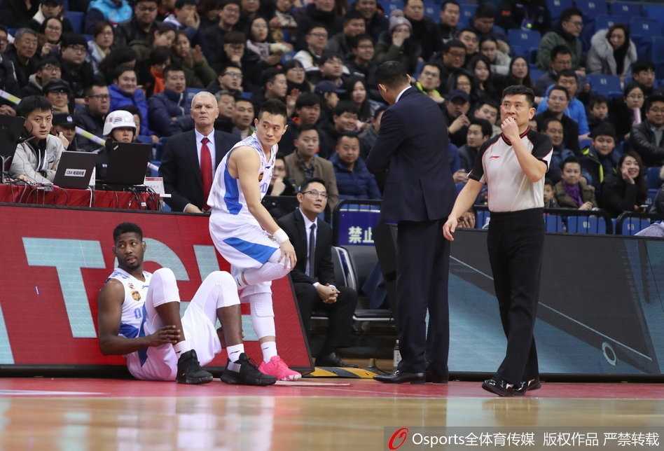 青岛第三节三分雨浇灭四川,吉布森单节廿七分终结四连败 获胜后的青岛队球员们围在一起,吉布森被队友簇拥在中间,大家用力挥舞着拳头,脸上洋溢着久违的、如释重负的灿烂笑容。