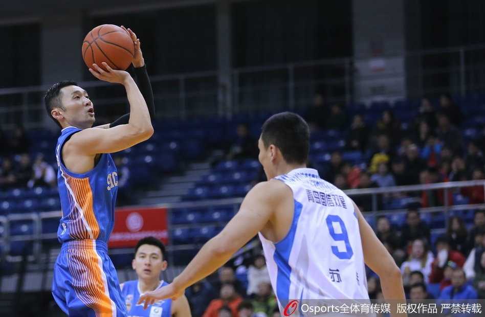 青岛第三节三分雨浇灭四川,吉布森单节廿七分终结四连败 青岛队内线支柱苏伟利用扎实的背身单打技术,转身面对篮筐勾手投篮,四川队球员只能望球兴叹,目送篮球稳稳落入网窝。