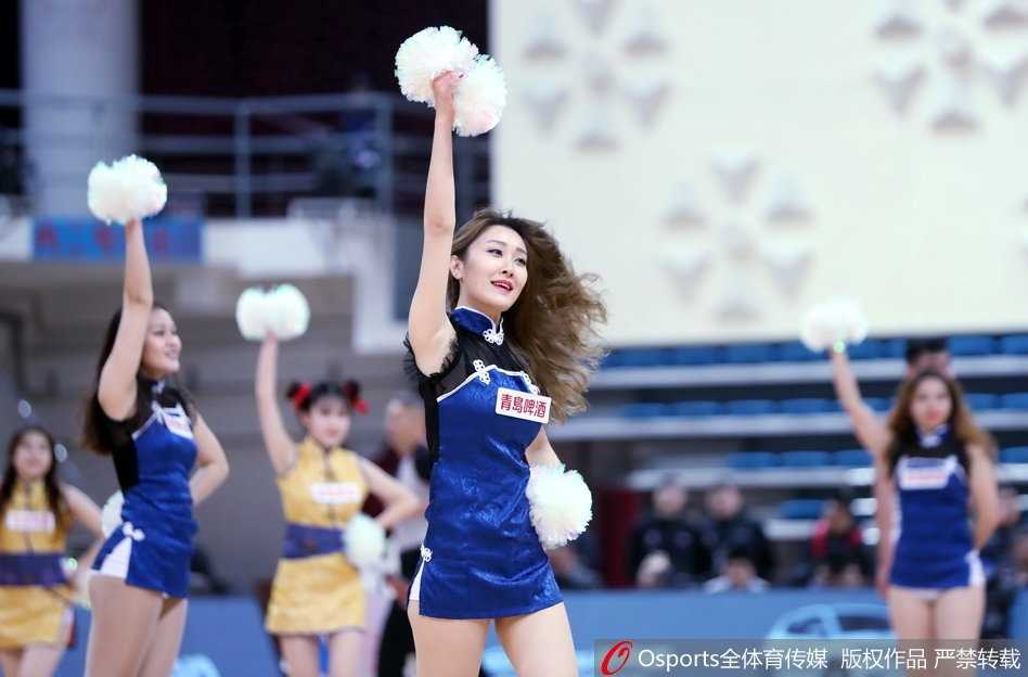 青岛篮球宝贝寒冬热舞燃爆赛场,演绎CBA别样激情 镜头特写一位拿着金色花球的篮球宝贝,她笑容灿烂露出洁白的牙齿,额前的碎发被汗水微微打湿,更显其在舞蹈中的投入与敬业精神