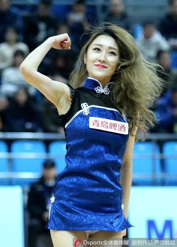 青岛篮球宝贝寒冬热舞燃爆赛场,演绎CBA别样激情 中场休息时,一名篮球宝贝与青岛队的吉祥物进行趣味互动,她弯腰扶着吉祥物的手臂,调皮的神情配合吉祥物的憨态可掬,引得看台上的小观众哈哈大笑