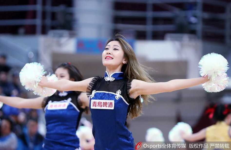 青岛篮球宝贝寒冬热舞燃爆赛场,演绎CBA别样激情 青岛篮球宝贝们背对镜头排成一排面向观众席热舞,台上摆满助威棒,台下观众视线被牢牢吸引,她们整齐划一的动作成为中场休息时的视觉盛宴