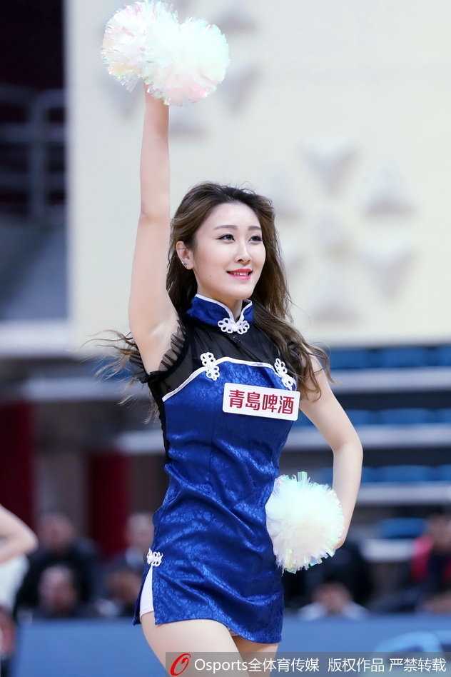 青岛篮球宝贝寒冬热舞燃爆赛场,演绎CBA别样激情 身穿亮黄色动感套装的长发篮球宝贝,在青岛主场看台前转身回眸,高抬腿的动作展现出优美的身体曲线和满满的青春活力