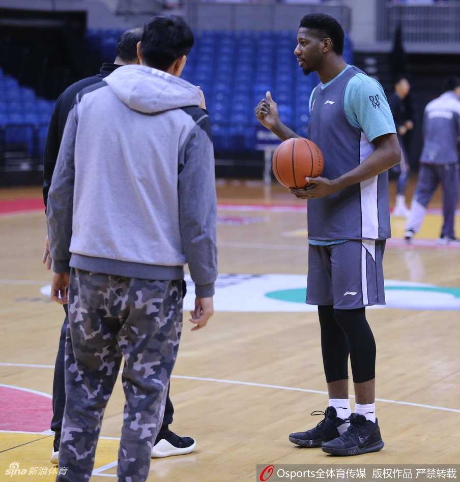 青岛赛前训练场上的老友记:李秋平与巩晓彬的轻松一瞬 李秋平指导双手插兜,气定神闲地站在场边,目光深邃,仿佛在回忆当年带领青岛队创造历史的激情岁月。