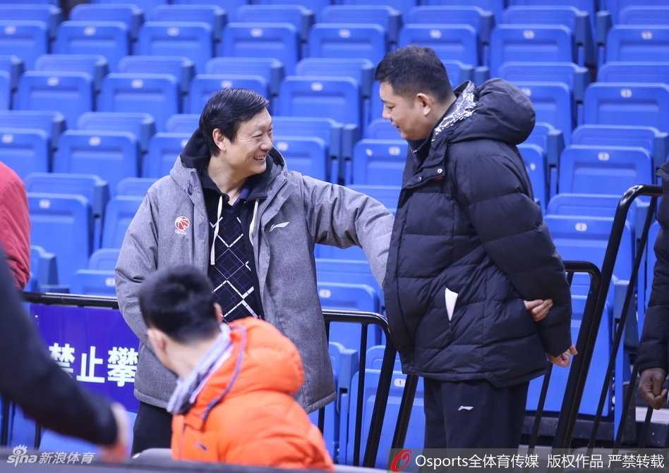 青岛赛前训练场上的老友记:李秋平与巩晓彬的轻松一瞬 青岛队队员们在进行分组对抗,场上拼抢积极,汗如雨下,展现出良好的备战状态和团队凝聚力。