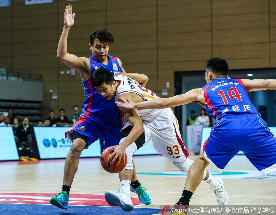 青年军主场狂飙,浙江稠州银行大胜天津迎连胜 吴前在快攻中如闪电般一条龙直杀篮下,面对空篮轻松上篮得手,这是他全场难得的一次轻松得分
