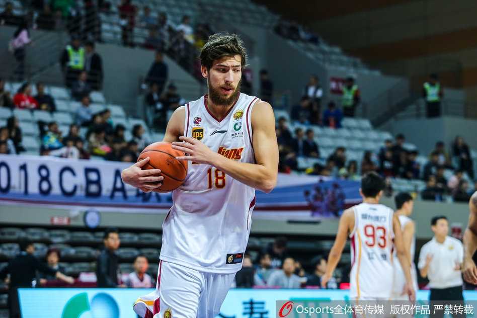 青年军主场狂飙,浙江稠州银行大胜天津迎连胜 斯托克斯在天津队内线高高跃起,单手将球狠狠砸进篮筐,展现了无可匹敌的篮下统治力