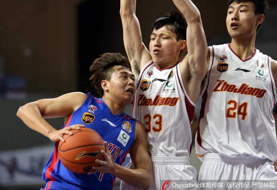 青年军主场狂飙,浙江稠州银行大胜天津迎连胜 浙江队小将刘泽一在篮下接球后,利用灵活的脚步晃开防守,轻松将球放入篮筐,展现初生牛犊的锐气