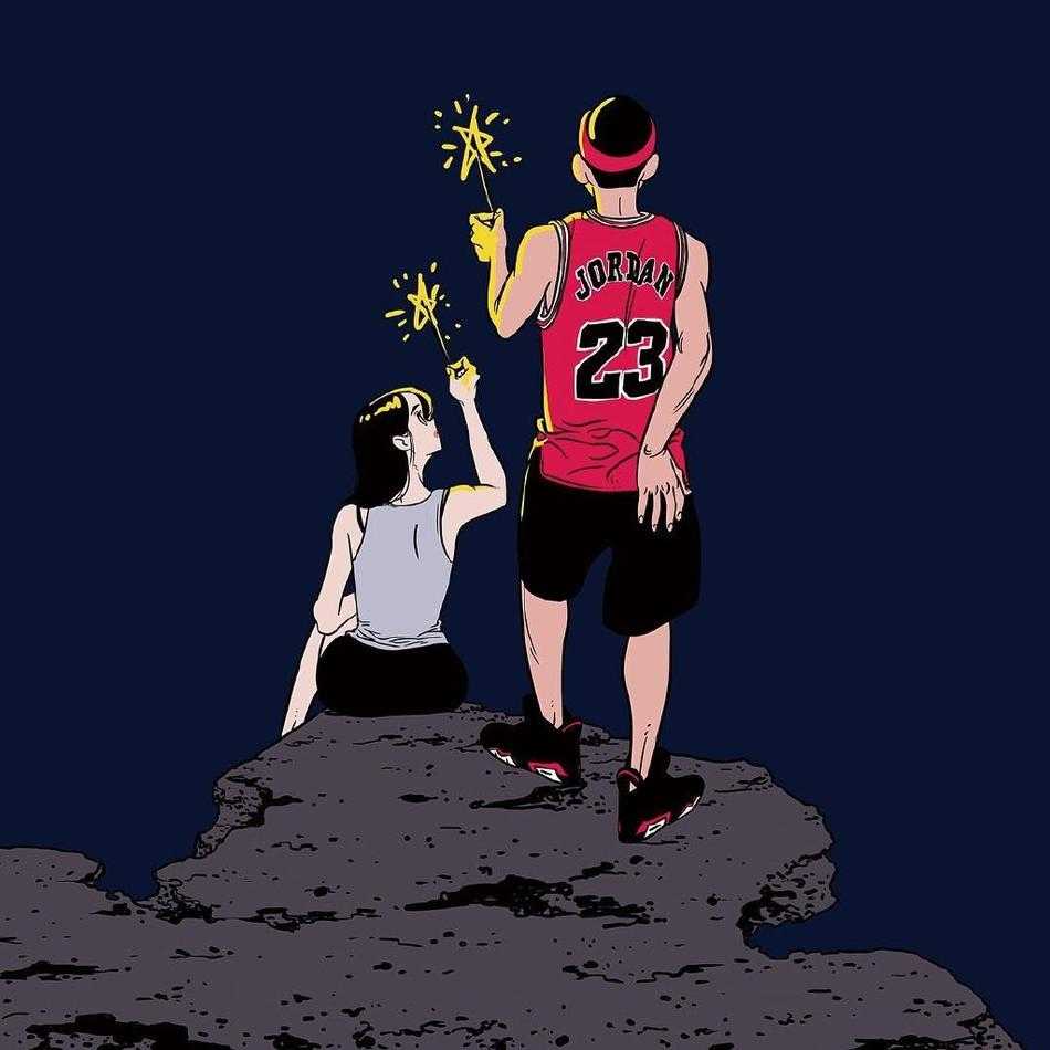 夕阳下的校园篮球场空无一人，只剩下孤零零的篮球架和地面上斑驳的光影，仿佛在静静诉说着白天这里发生过的热血故事