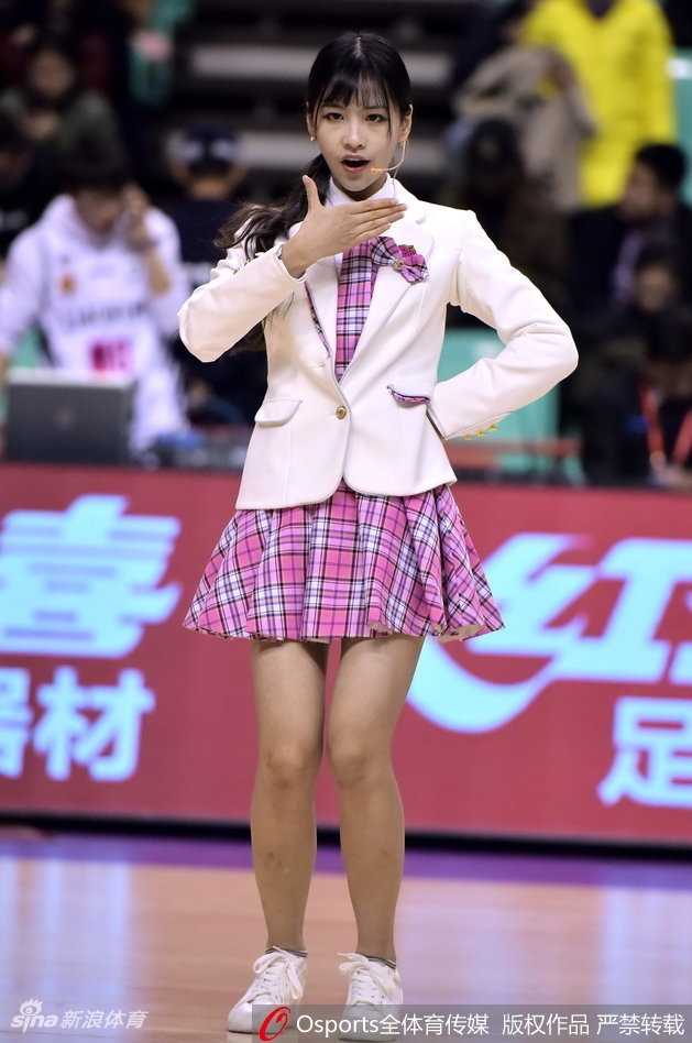 镜头拉近捕捉到一位SHY48成员的甜美特写，她扎着清爽的马尾辫，正在表演中专注地看向前方，青春的朝气扑面而来。