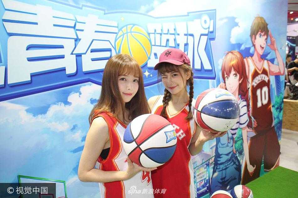 几位篮球宝贝背对背站成一个圆圈，她们脸上洋溢着灿烂的笑容，默契地拍打着手中的篮球，富有节奏感的声音仿佛一曲动感的夏日协奏曲。