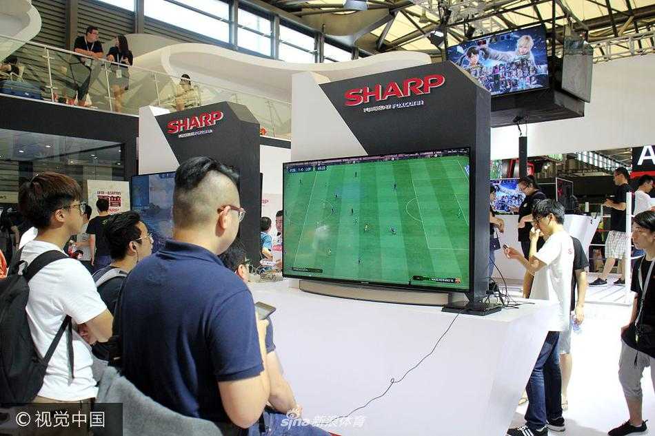 随着动感的音乐，篮球宝贝们排成一列，整齐划一地做出运球动作。她们自信的表情和整齐的队形变换，展现出团队惊人的默契和专业的舞蹈功底。