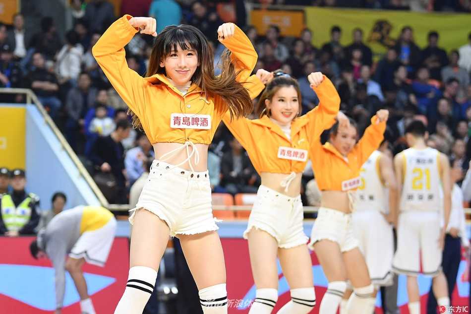 表演进入高潮，两名啦啦队员被队友高高托起，她们在空中伸展手臂，面带自信微笑，宛如篮球场上绽放的铿锵玫瑰。