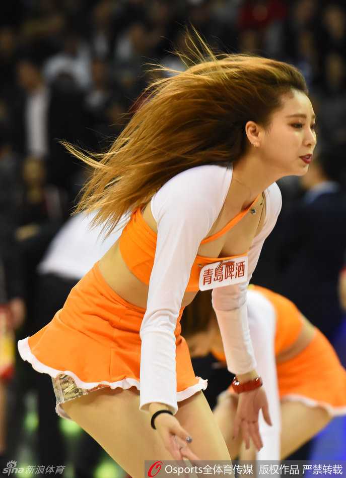 动感十足的舞蹈中，篮球宝贝们挥动彩穗，动作整齐划一，灿烂的笑容如同赛场上的阳光，感染着看台上的每一位男女老少。