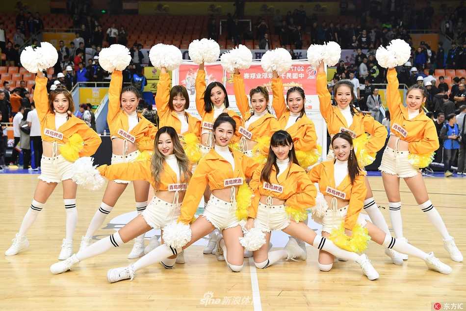 特写镜头捕捉到一位宝贝的甜美特写，她额前的发丝已被汗水打湿，但眼神中依然闪烁着对舞台的热爱与投入，这种在激烈对抗中展现的柔美力量，格外动人心魄。