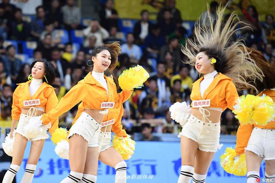 聚光灯下，广厦主场啦啦队的宝贝们手持金色花球，随着动感节拍跃动起舞，整齐划一的动作和灿烂的笑容瞬间点燃了全场观众的热情。