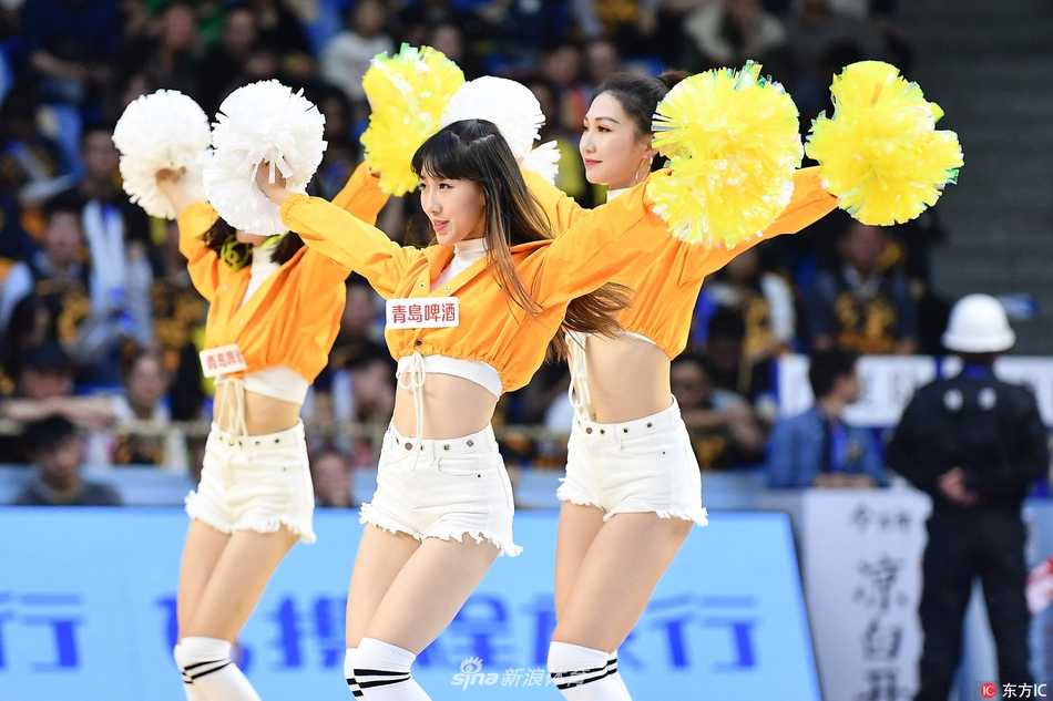 表演间隙，几位啦啦宝贝聚在一起整理妆容，她们身姿挺拔，即便在没有聚光灯的角落也保持着优雅的仪态，构成了赛场看台下一道永不落幕的青春风景。