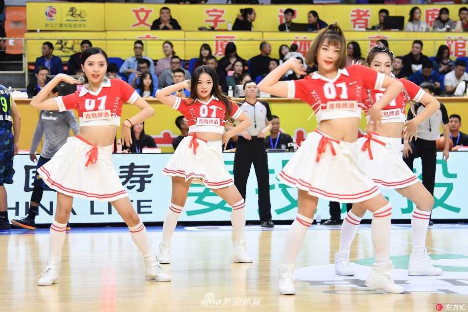 扎着清爽丸子头的篮球宝贝，随着动感音乐轻盈跃起，马尾辫在空中划出活力的弧线，甜美的笑容瞬间点亮了整个赛场。