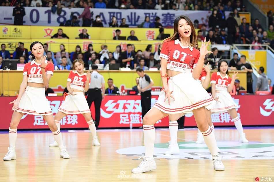 中场休息时，拉拉队员们摆出富有动感的队形，身姿挺拔修长，脸上的笑容比场馆的灯光还要璀璨，将现场气氛推向新的高潮。