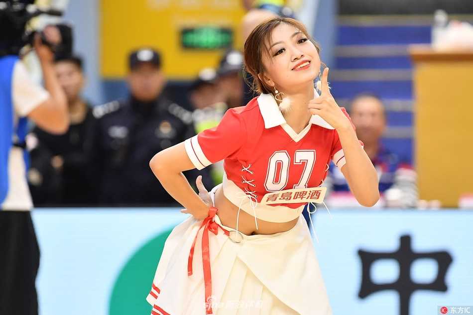 宝贝们身穿亮丽的表演服，在场地中央围成一圈，随着节奏欢快地舞动，仿佛是赛场上跳动的音符，奏响了力与美的乐章。