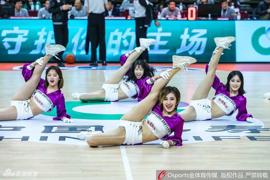 浙江蕞红啦啦队成员在比赛暂停时段登场，整齐划一的舞步与灿烂笑容瞬间点燃全场观众的热情。