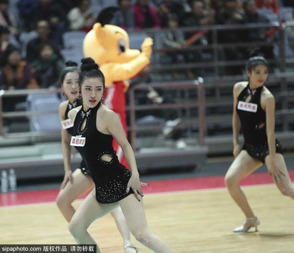 青春舞动甬城赛场 篮球宝贝演绎激情时刻 全景镜头下,六名啦啦队员排成一列,在场地中央摆出富有动感的造型。她们身后是巨大的球队队徽和座无虚席的看台,在这片属于男人的竞技场上,她们用女子的力量与柔美,开辟出了属于自己的闪耀舞台。