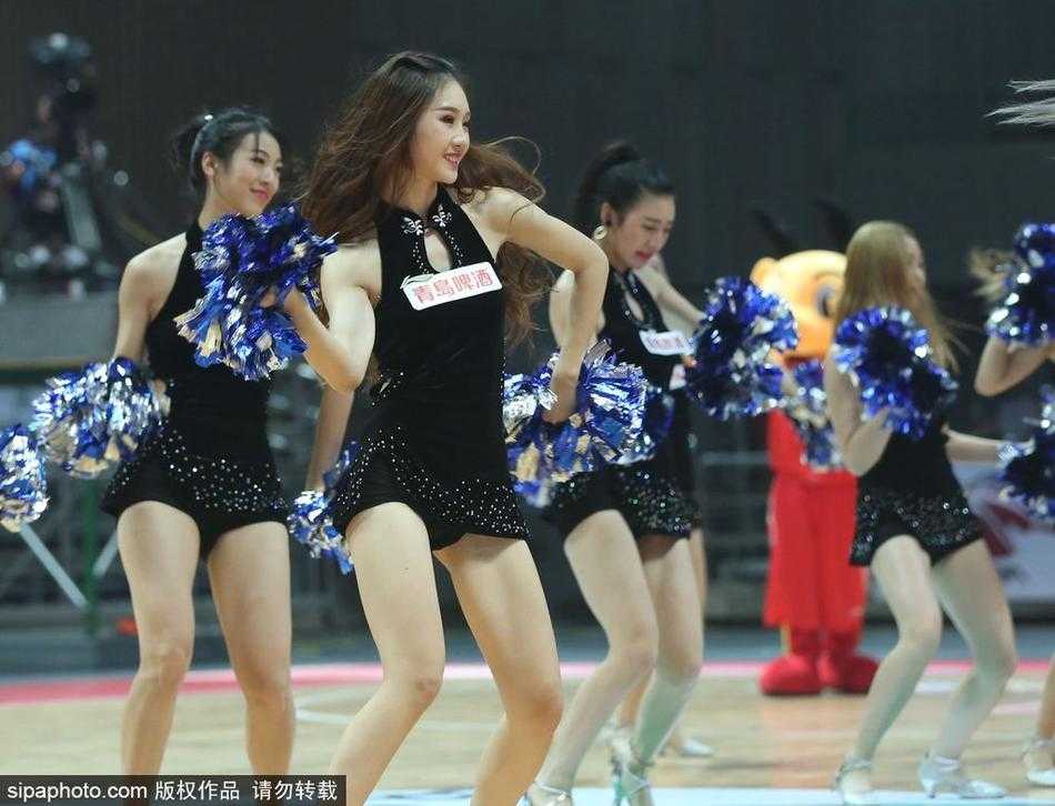 青春舞动甬城赛场 篮球宝贝演绎激情时刻 八一主场对阵江苏的比赛间隙,啦啦队女孩们伴随着动感的音乐节奏跃动起舞,她们整齐划一的动作和灿烂的笑容瞬间成为全场焦点,连裁判席后的观众都纷纷举起手机记录这精彩一刻。