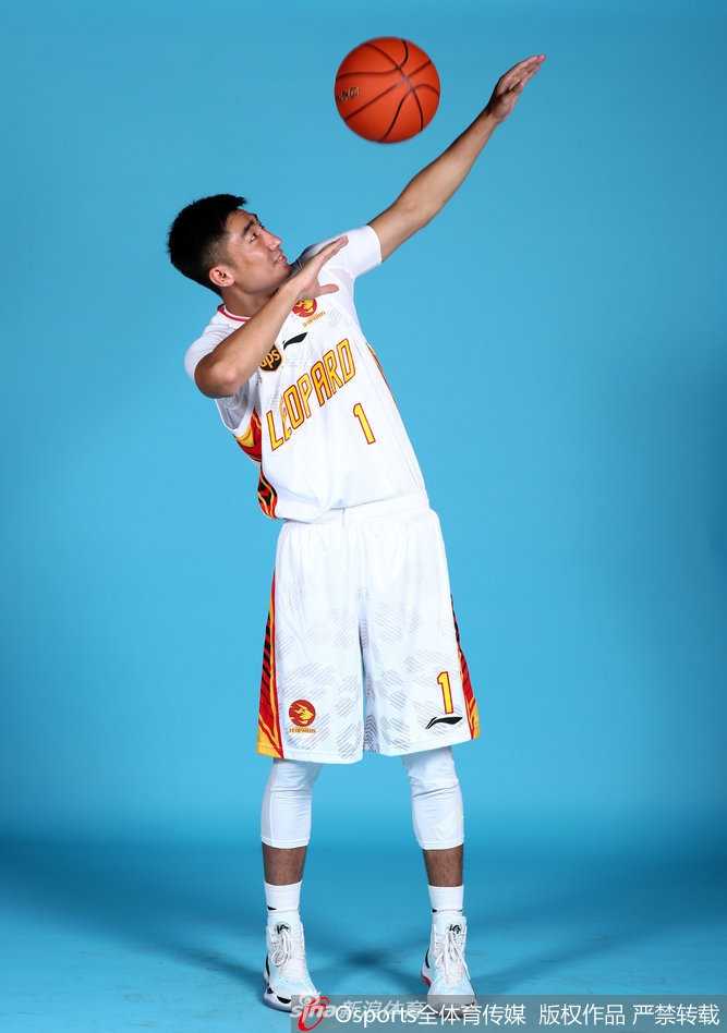 青春风暴与内线双塔:回顾2017-18赛季深圳烈豹的征途 年轻中锋沈梓捷与李慕豪在摄影棚并肩而立,两人张开双臂仿佛要遮蔽天空,绰号中国大鸟的沈梓捷眼神里满是对未来的憧憬和犀利。