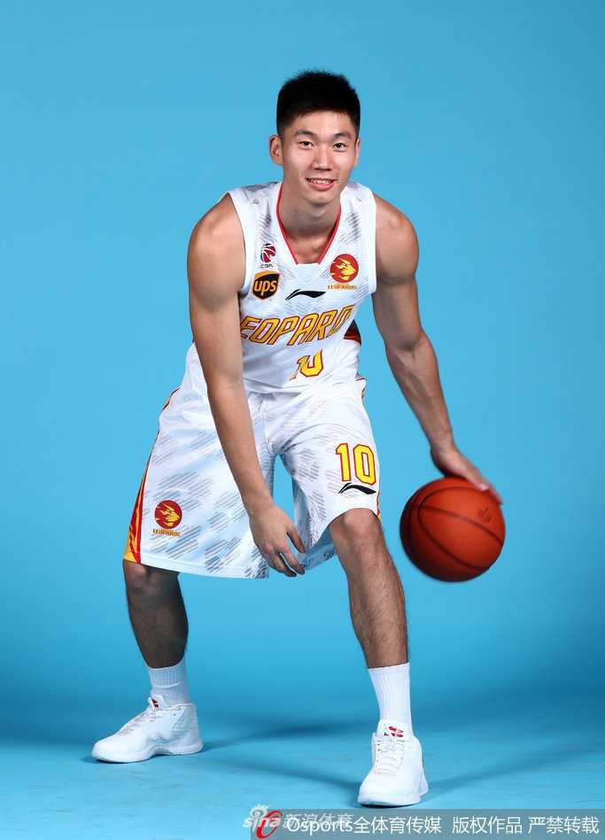 青春风暴与内线双塔:回顾2017-18赛季深圳烈豹的征途 外援萨林杰在镜头前展示强壮臂膀,他面带标志性的自信微笑,身旁摆放着篮球,这位内线大杀器在那个赛季用场均30+16的统治力数据彻底征服了深圳球迷。