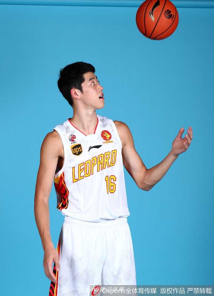 青春风暴与内线双塔:回顾2017-18赛季深圳烈豹的征途 主教练吴庆龙在C位带领全队拍摄写真,他双手抱胸气场强大,队员们众星捧月般围绕在旁,这幅画面定格了2017-18赛季深圳队出征前的完整阵容。