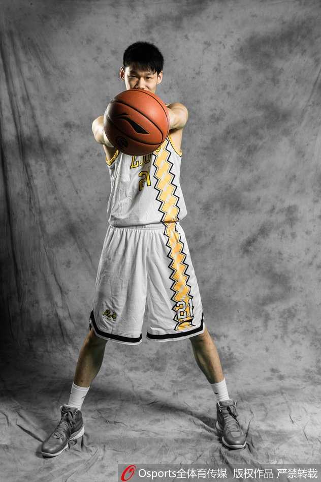 博洛西斯用欧洲步晃开防守，他的内线脚步像舞步一样优雅，即便面对肌肉丛林的围剿，也能找到出手的空间。