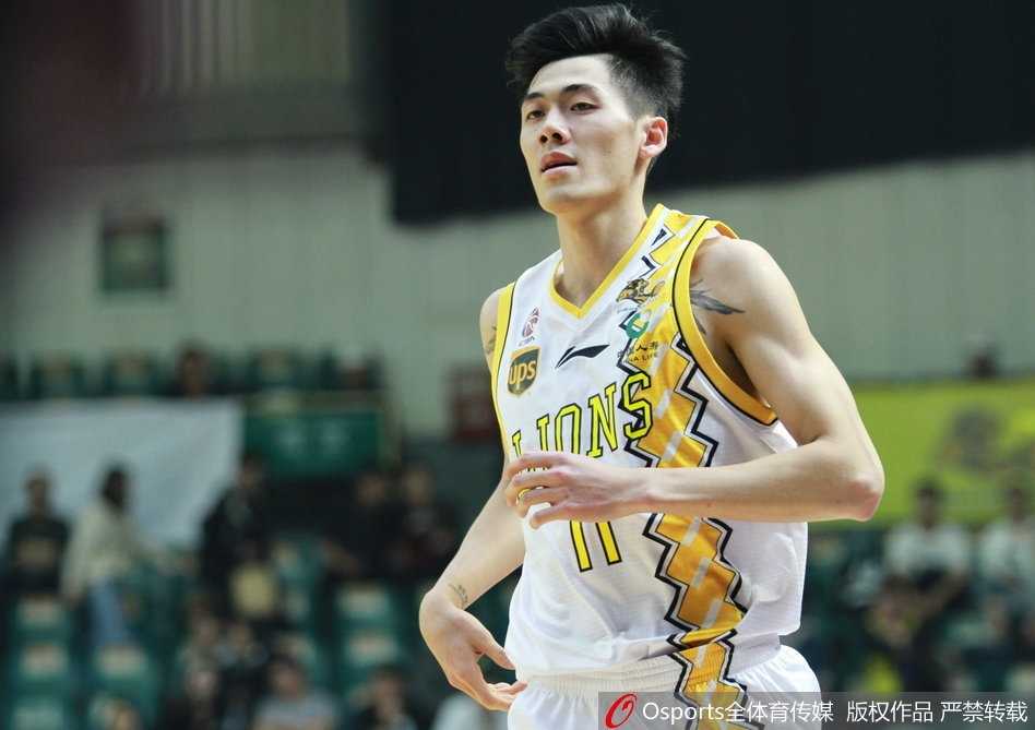 广厦核心福特森在严密防守下依然送出不看人传球，皮球划出一道诡异弧线找到队友，这正是广厦进攻体系中最华丽的乐章。