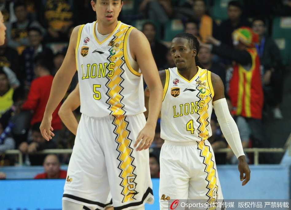 胜利的哨声吹响，广厦队的球员们围聚在中圈，他们振臂高呼，脸上的汗水在灯光下闪耀，这是属于团队篮球的荣耀时刻。