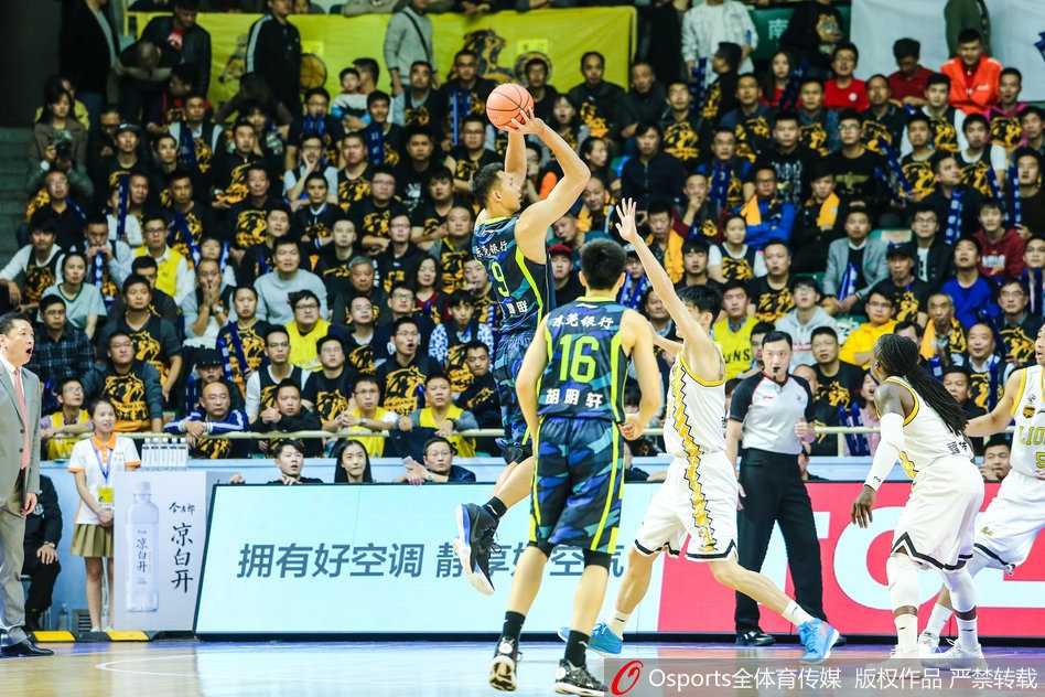 胡金秋与易建联在禁区进行肌肉碰撞的卡位战，胡金秋拼尽全力卡住位置，眼神中充满了对胜利的渴望。