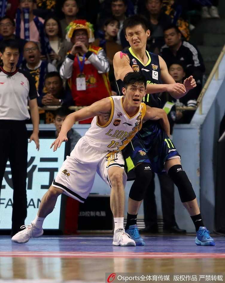 广东队主教练尤纳斯在场边愤怒地挥动双臂，脸上写满了对球员防守失位的失望与不满。