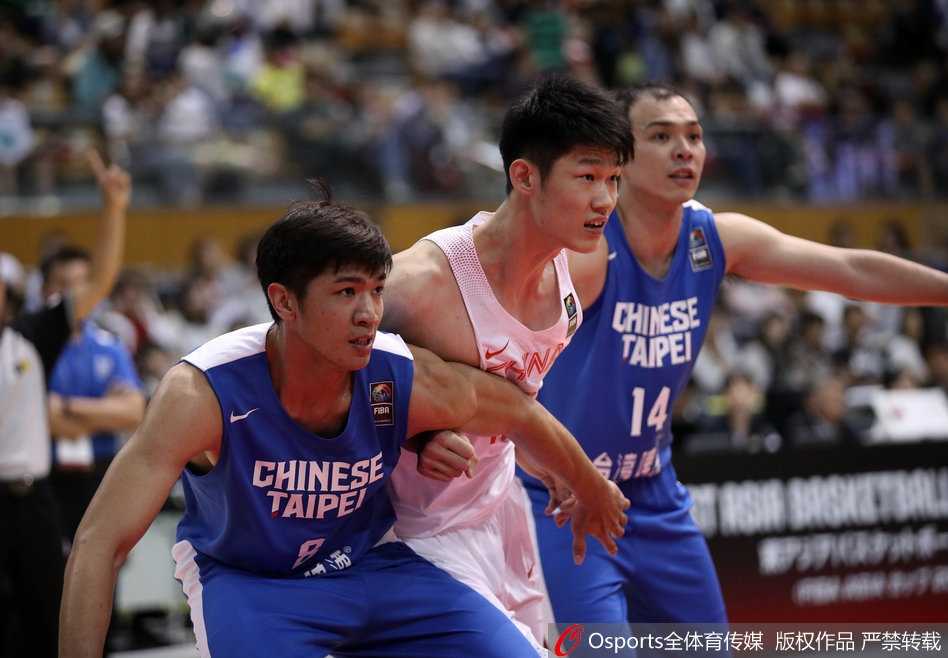 孙铭徽如闪电般突破两人夹防，将球高高抛起，眼神中透露着超越年龄的冷静与果敢。