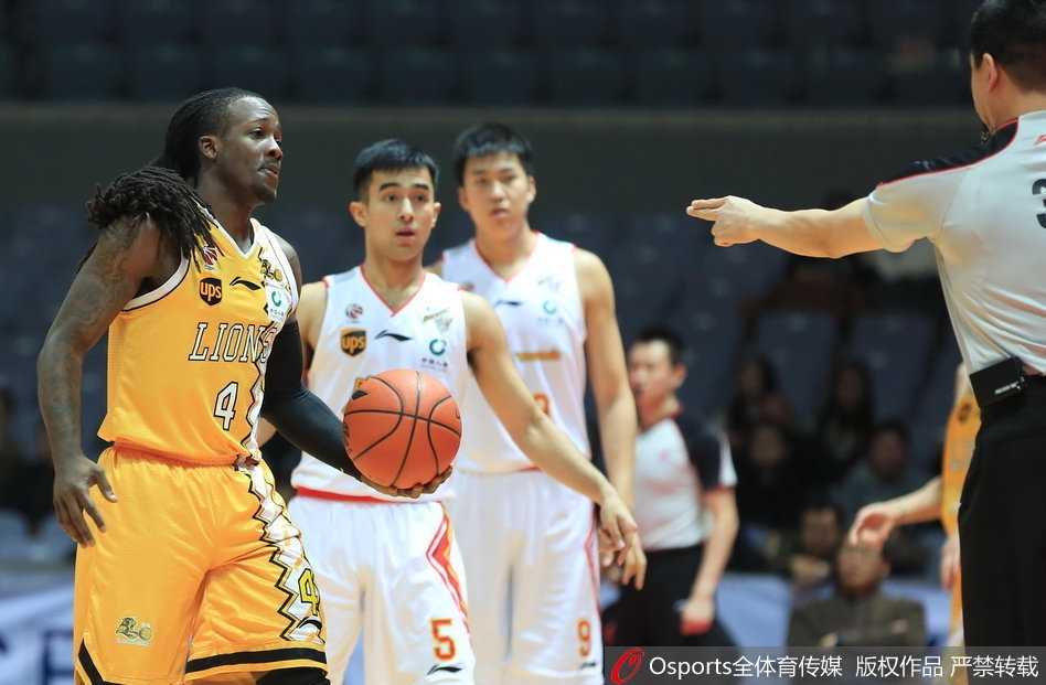 广厦外援福特森穿越人丛，送出一记背后妙传，他的传球充满想象力，撕破了八一队的整条防线，展现了常规赛MVP候选人的风采。