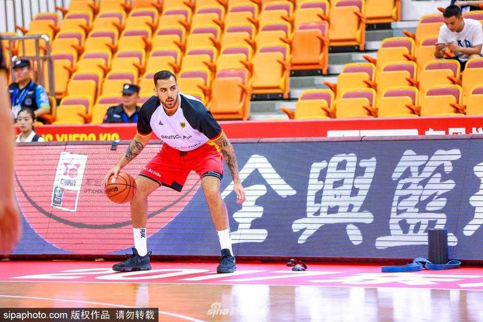 青春风暴来袭:德国男篮羊城备战斯杯,欲续写联合会杯荣光 训练间隙,几名德国队员围在一起沟通战术,教练则在白板上画着战术路线,彼此间的交流声和篮球击地的声音,交织成斯杯赛前最动听的备战交响曲。