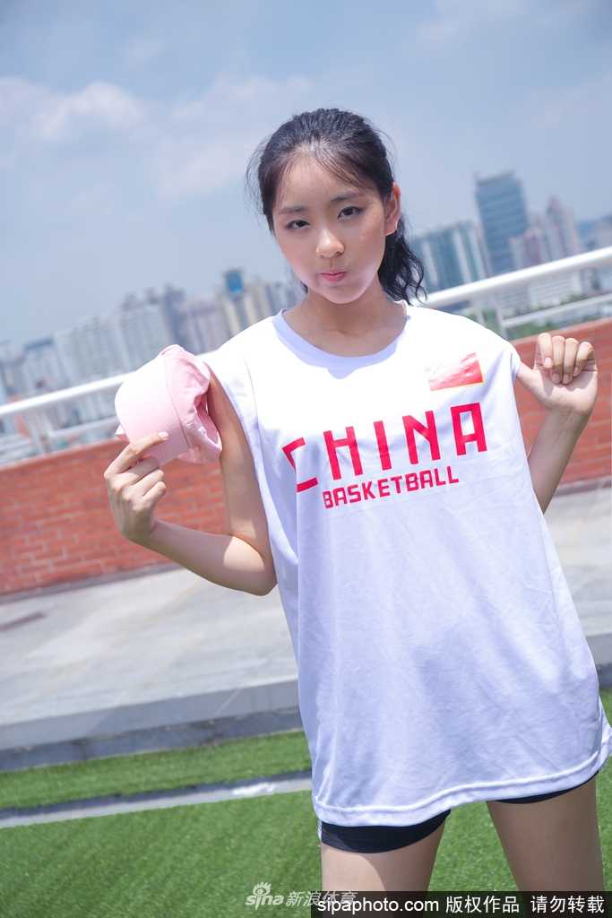 最后这张照片中，几位篮球宝贝在户外草坪上欢乐跳跃，她们扎着丸子头，笑容无拘无束，阳光洒在她们身上，定格了这群青春少女最真实、最快乐的瞬间。